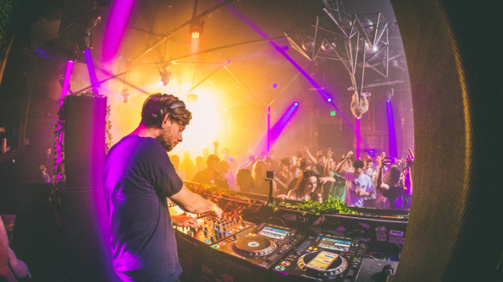 VIP ve Özel Davetlerde DJ Kullanmanın Avantajları