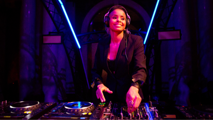 Kadın DJ Kiralama Hizmeti Nedir? Neden Tercih Edilir?