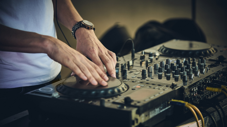 Ankara DJ Kiralama | Yılbaşı Partilerinde Profesyonel Eğlence