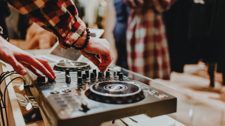 DJ ile Açılış Organizasyonu Nasıl Planlanır? Başarılı Etkinlik İçin İpuçları