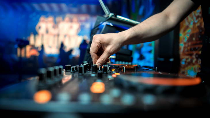 DJ ile Açılış Organizasyonu Nasıl Yapılır? Başarılı Bir Etkinlik İçin İpuçları