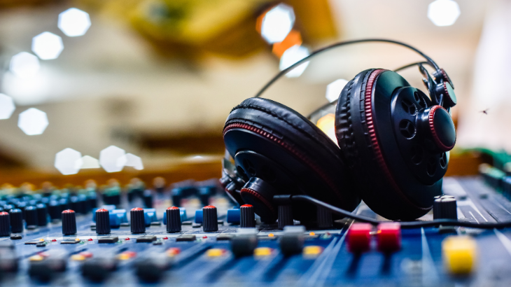 DJ Performansında Işık ve Ses Sistemlerinin Uyumu Neden Önemlidir?